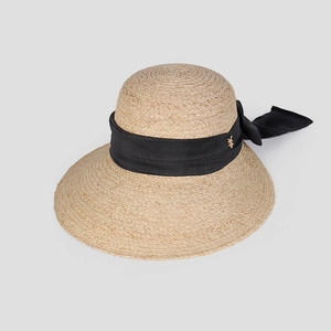 Détail du chapeau en raphia avec tissage de paille fin et ruban noir élégant