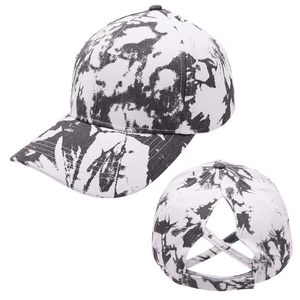 Gedetailleerde weergave van tie-dye baseballpet met uniek kruislings paardenstaartontwerp