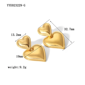 Dettaglio orecchini a doppio cuore placcati oro 18K con misure di dimensioni e peso indicate