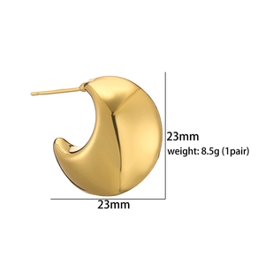 Detail view of 23mm 18K gold plated C-shape hoop earrings showing weight and size