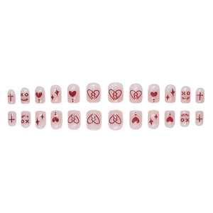 Faux ongles rose translucide avec motifs de cœurs rouges et graffitis doodle