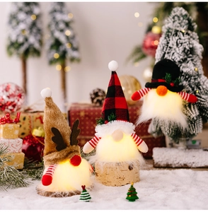 Gnomes de Noël à LED avec bois de cerf et chapeaux tricotés sur décor de neige
