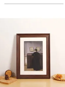 Gros plan d'un cadre en bois vintage avec peinture à l'huile sur une table en bois