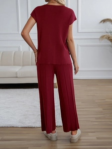 Rückansicht eines weinroten Stricksets mit Kurzarm-Oberteil und weitem Hosenbein Design