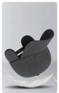 Dettaglio cappello baseball invernale in tweed grigio con paraorecchie e piuma