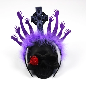 Serre-tête Halloween avec griffes de zombie mauves, croix noire et plumes sur crâne