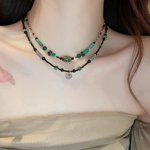 Choker double couche de style Nouveau Chinois avec perles vertes et pendentif serrure argent