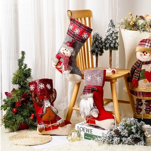 Festliche Weihnachtsstrümpfe mit Plüsch-Nikolaus und Schneemann für Geschenke.