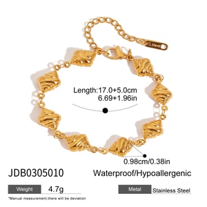 Detail eines 18K Gold-Edelstahlarmbands mit Croissant-Gliedern, Größe und Karabinerverschluss