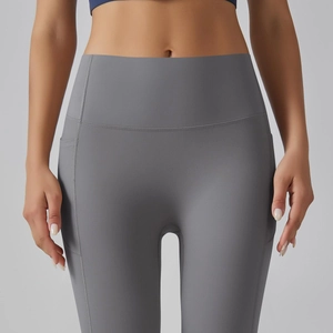 Detail van hoge taille yoga legging met zijzak en grijze compressiestof voor sport fitness