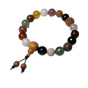 Handgefertigtes buddhistisches Armband aus 18 verschiedenen Samenperlen und Quastenanhänger