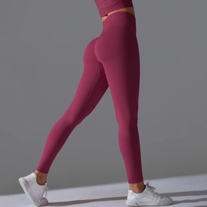 Detail of burgundy seamless yoga leggings with high waist and scrunch butt lifting effect
