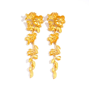 Boucles d'oreilles pendantes fleurs et feuilles dorées au fini métallique poli