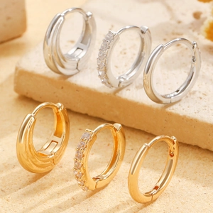 Set di orecchini a cerchio minimalisti in oro e argento con zirconi e finitura lucida