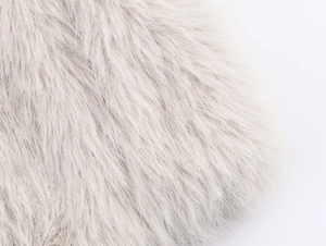 Close-up detail van zachte faux fur textuur in lichtgrijs verloop voor modejassen