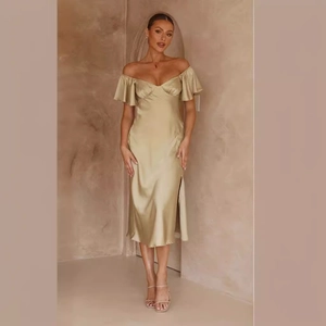 Robe longue élégante en satin champagne avec épaules dénudées, volants et fente latérale