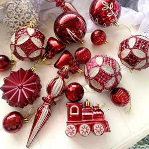 60er Set rote Weihnachtsanhänger mit Sternen und Zügen und goldenem Glitzerschmuck