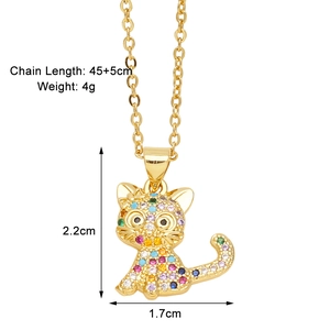 Détail du pendentif chat doré serti de zircons colorés avec spécifications de chaîne