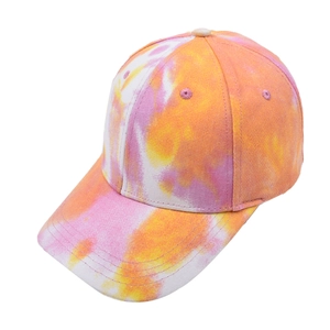 Détail du motif tie-dye rose et orange sur une casquette de baseball en coton à 6 pans