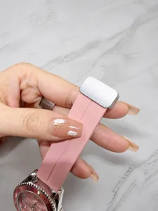 Detailansicht eines rosa Silikonarmbands mit silberner matter Magnet-Metallschnalle