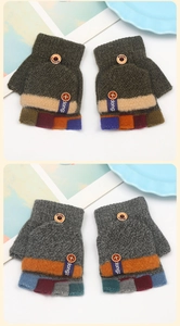 Detail von gestrickten Streifenhandschuhen mit Klappfunktion und Knöpfen