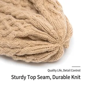 Berretto invernale beige in maglia intrecciata con fodera in pile calda e cuciture resistenti