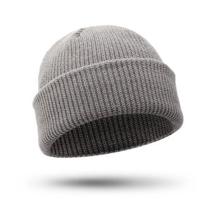 Klassische graue Strickmütze für den Winter mit elastischer Rippstruktur für Wärme