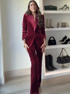 Détail du tailleur en velours bordeaux avec blazer cintré et pantalon évasé