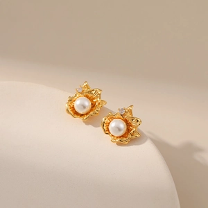 Dettaglio di orecchini a petalo in ottone placcato oro 18K con perle e zirconi
