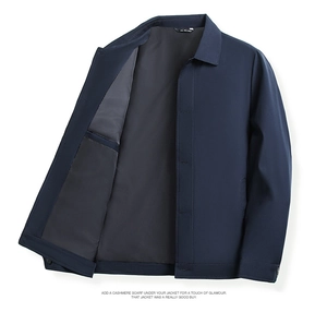Detailansicht einer dunkelblauen Jacke mit Revers, Innentasche und XXL-Größenetikett
