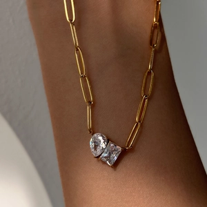 Dettaglio della collana a graffetta placcata oro 18k con zirconi a pera e quadrati