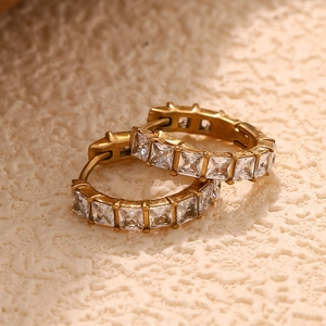 Créoles chic plaquées or 18K avec zircons carrés sertis sur un fond texturé