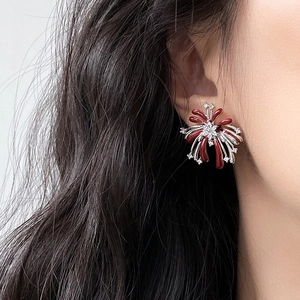 Details von eleganten roten Feuerwerk-Ohrsteckern mit Emaille und Zirkonia am Modell