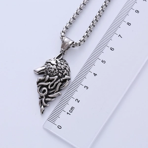 Detailed size measurement showing a 4.5cm vintage wolf head punk pendant for men