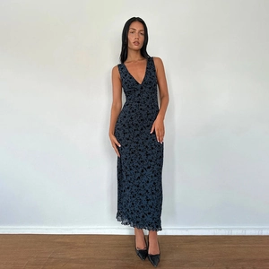 Robe longue bleu marine à fleurs avec col en V profond et design sans manches