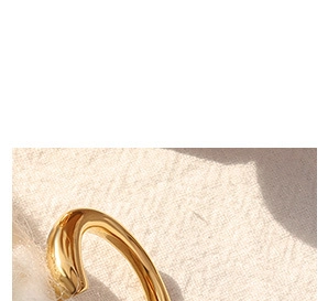 Vue macro d'un bracelet en acier inoxydable plaqué or 18K avec surface polie lisse