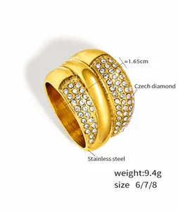 Detalle de anillo ancho de 1,65cm en acero dorado con pavé de diamantes checos finos