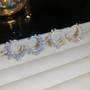 Elegante C-förmige Mondsichel-Ohrringe mit Zirkonia und Perlen in Gold und Silber