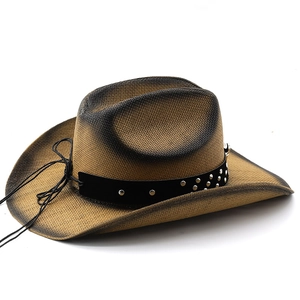Détail d'un chapeau de cowboy vintage marron avec dégradé noir et bandeau en cuir à rivets