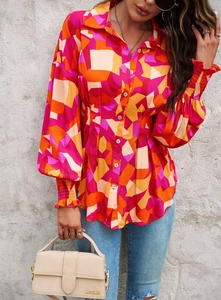 Détail d'une chemise à imprimé géométrique avec boutons et poignets élastiques