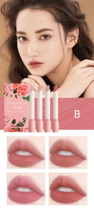 Dettaglio di quattro tonalità di rossetto opaco sulle labbra con confezione floreale