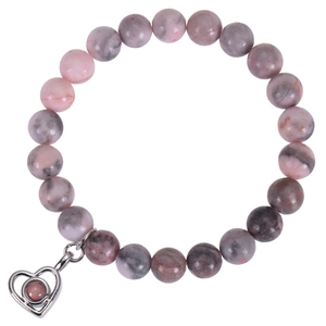 Détail du bracelet en perles de pierre zèbre rose avec pendentif cœur et projection