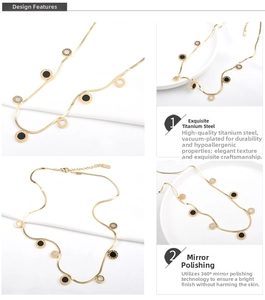 Détails de collier en acier titane doré avec nacre et pendentifs à chiffres romains
