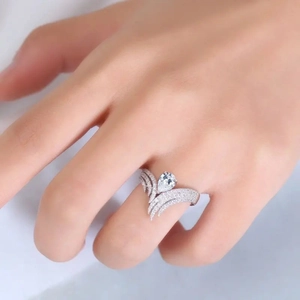 Vue macro de la bague en zircon poire avec sertissage de diamants sur la main