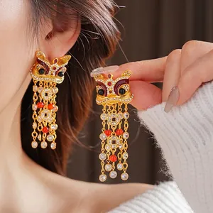 Orecchini vintage leone cinese con nappe di perline rosse e brillanti strass di cristallo