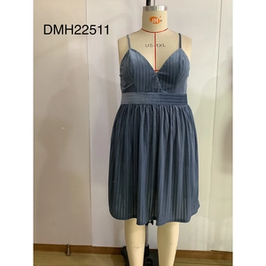 Détail de robe grande taille bleu gris à col en V avec texture de tissu en zigzag