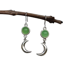 Pendientes bohemios de luna creciente con gemas verdes y ganchos de plata vieja