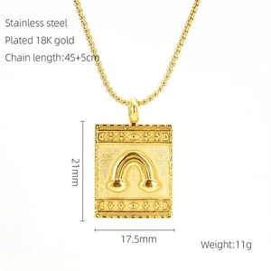 Détail du pendentif carré en acier inoxydable plaqué or 18 carats avec gravures