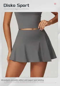 Dettaglio della gonna-pantalone sportiva grigio scuro a vita alta con vestibilità slim