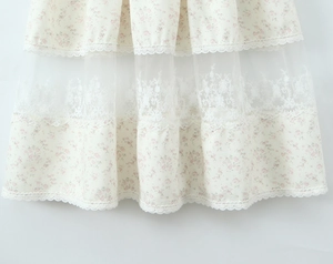 Détail de l'ourlet en maille fleurie avec dentelle délicate sur une robe longue d'été
